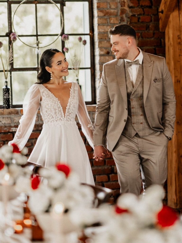 Winter Wedding im Schnee, Brautpaar hält Wunderkerzen in der Hand und ist vom Schnee umgeben