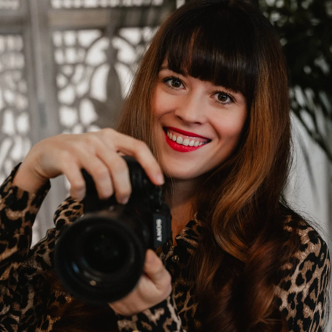 Hochzeitsfotografin mit ihrer Sony Kamera