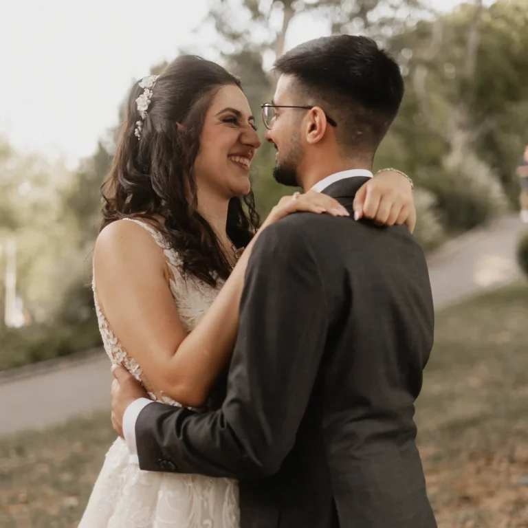 Braut und Bräutigam sehen sich verliebt in die Augen beim After-Wedding Foto-Shooting